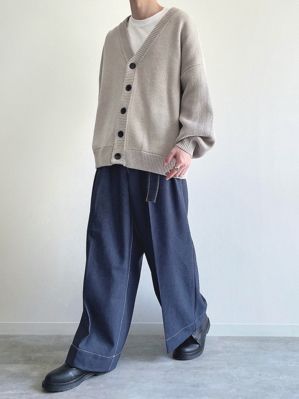 グレー系のカーディガン/ボレロ、ホワイト系のTシャツ/カットソー、ブルー系のデニムパンツを着用したメンズの春コーディネートの5枚目の写真