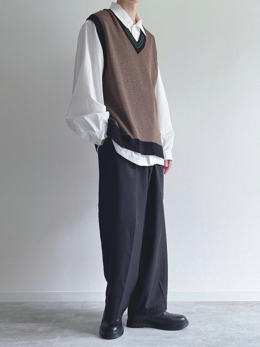 「休日スタイル、シンプル、おしゃれさんと繋がりたい、秋服準備はじめました、ゆるコーデ、レイヤードスタイル、キレイめ、大人コーデ、ニットベスト、シャツスタイル、シャツ、ワイドパンツ、革靴、ベスト、韓国ファッション」｜「GUのアイテム（トップス、ブラウン系）」を使った、KEITAさん（メンズ・170cm）の秋コーディネートの2枚目の写真