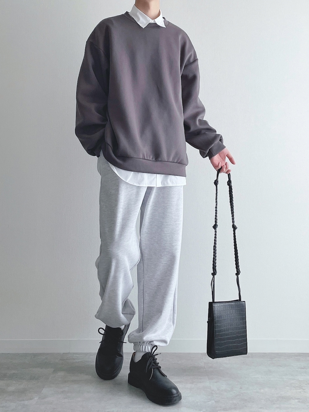 グレー系のトップス、ホワイト系のトップス、グレー系のスウェットパンツを着用したメンズの秋コーディネートの2枚目の写真