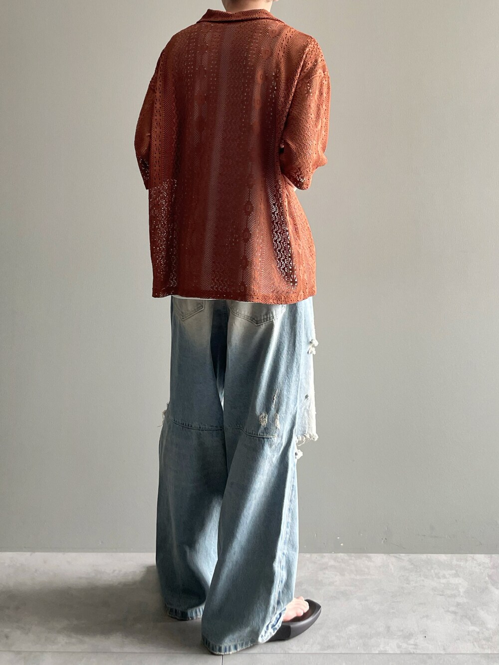 ブラウン系のシャツ/ブラウス、ホワイト系のタンクトップ、ブルー系のデニムパンツを着用したメンズの春コーディネートの3枚目の写真