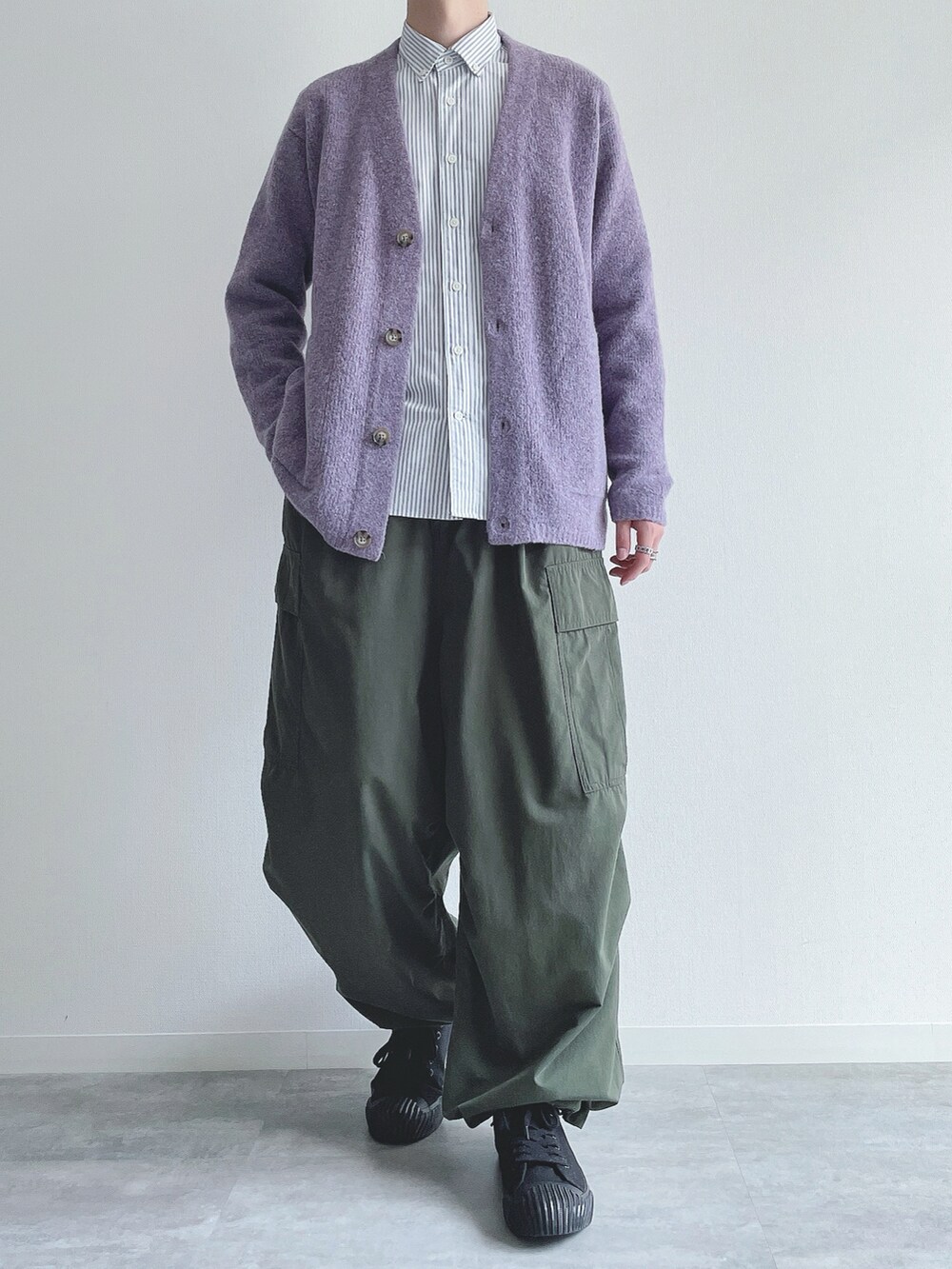 パープル系のトップス、ホワイト系のシャツ/ブラウス、グリーン系のカーゴパンツを着用したメンズの秋コーディネートの2枚目の写真
