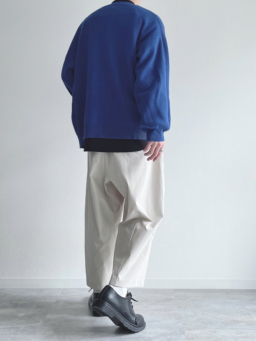ブルー系のカーディガン/ボレロ、ブラック系のトップス、ホワイト系のその他パンツを着用したメンズの春コーディネートの4枚目の写真