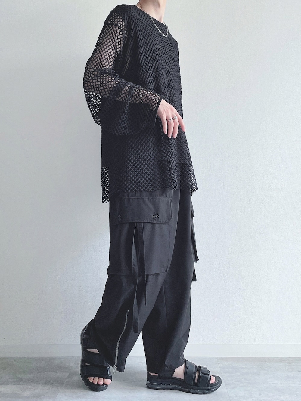 ブラック系のTシャツ/カットソー、ブラック系のTシャツ/カットソー、ブラック系のカーゴパンツを着用したメンズの夏コーディネートの2枚目の写真