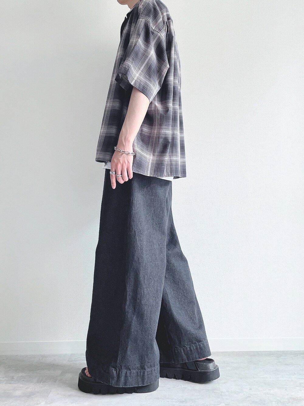 ブラック系のシャツ/ブラウス、ホワイト系のタンクトップ、ブラック系のデニムパンツを着用したメンズの夏コーディネートの3枚目の写真