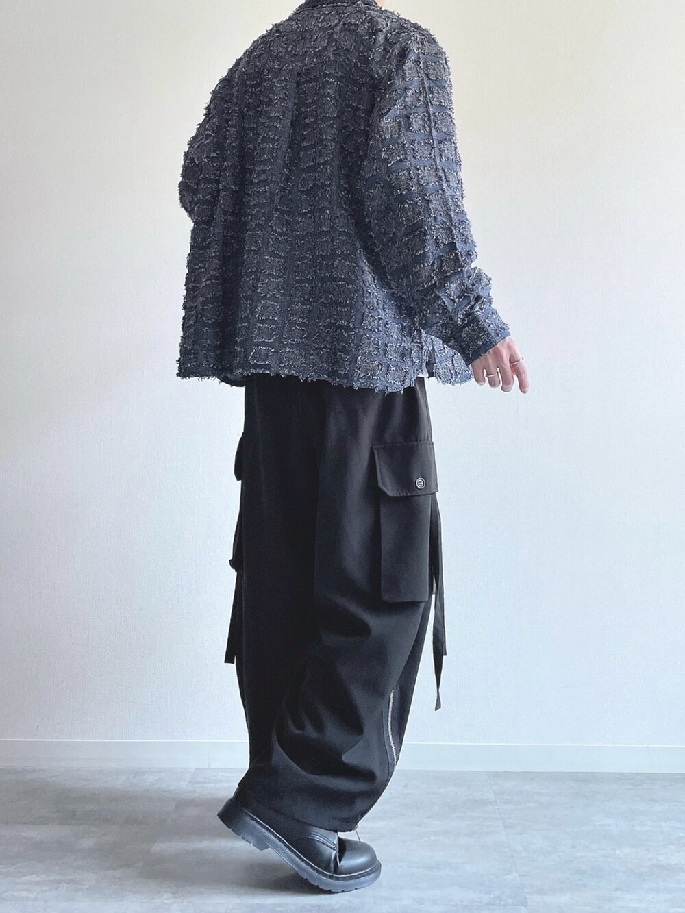 ブルー系のシャツ/ブラウス、ホワイト系のトップス、ブラック系のカーゴパンツを着用したメンズの春コーディネートの4枚目の写真