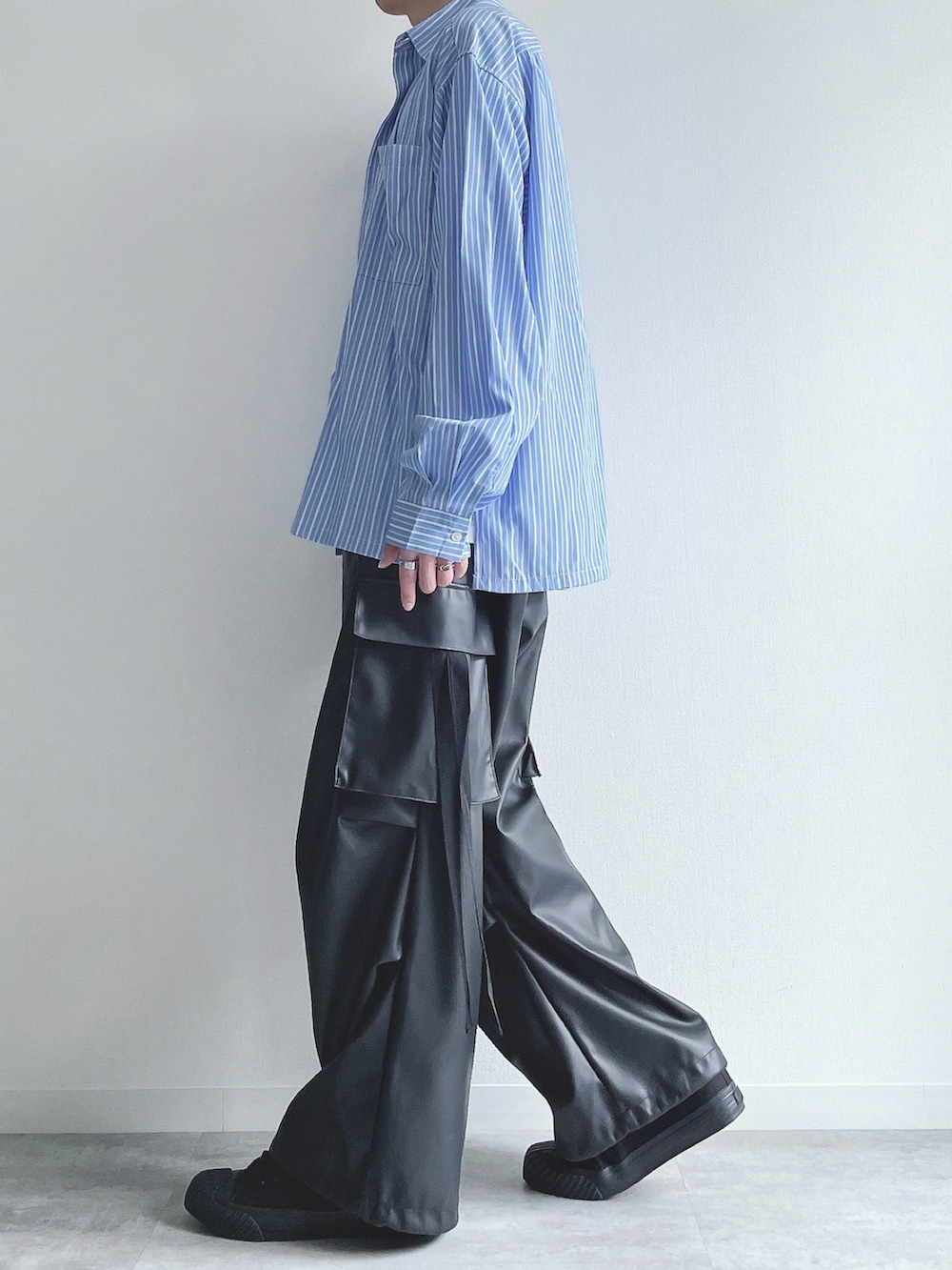 ブルー系のシャツ/ブラウス、ホワイト系のTシャツ/カットソー、ブラック系のカーゴパンツを着用したメンズの秋コーディネートの3枚目の写真