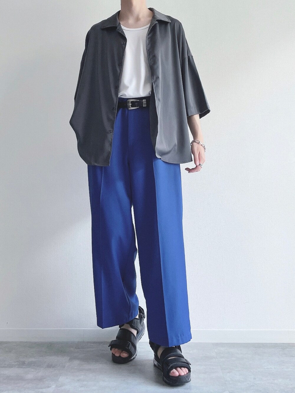 グレー系のシャツ/ブラウス、ホワイト系のタンクトップ、ブルー系のスラックスを着用したメンズの夏コーディネートの4枚目の写真