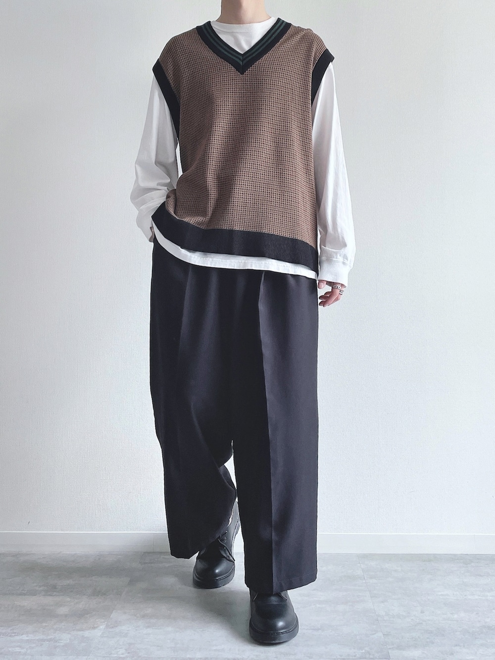 ホワイト系のTシャツ/カットソー、ブラウン系のトップス、ブラック系のスラックスを着用したメンズの秋コーディネートの2枚目の写真