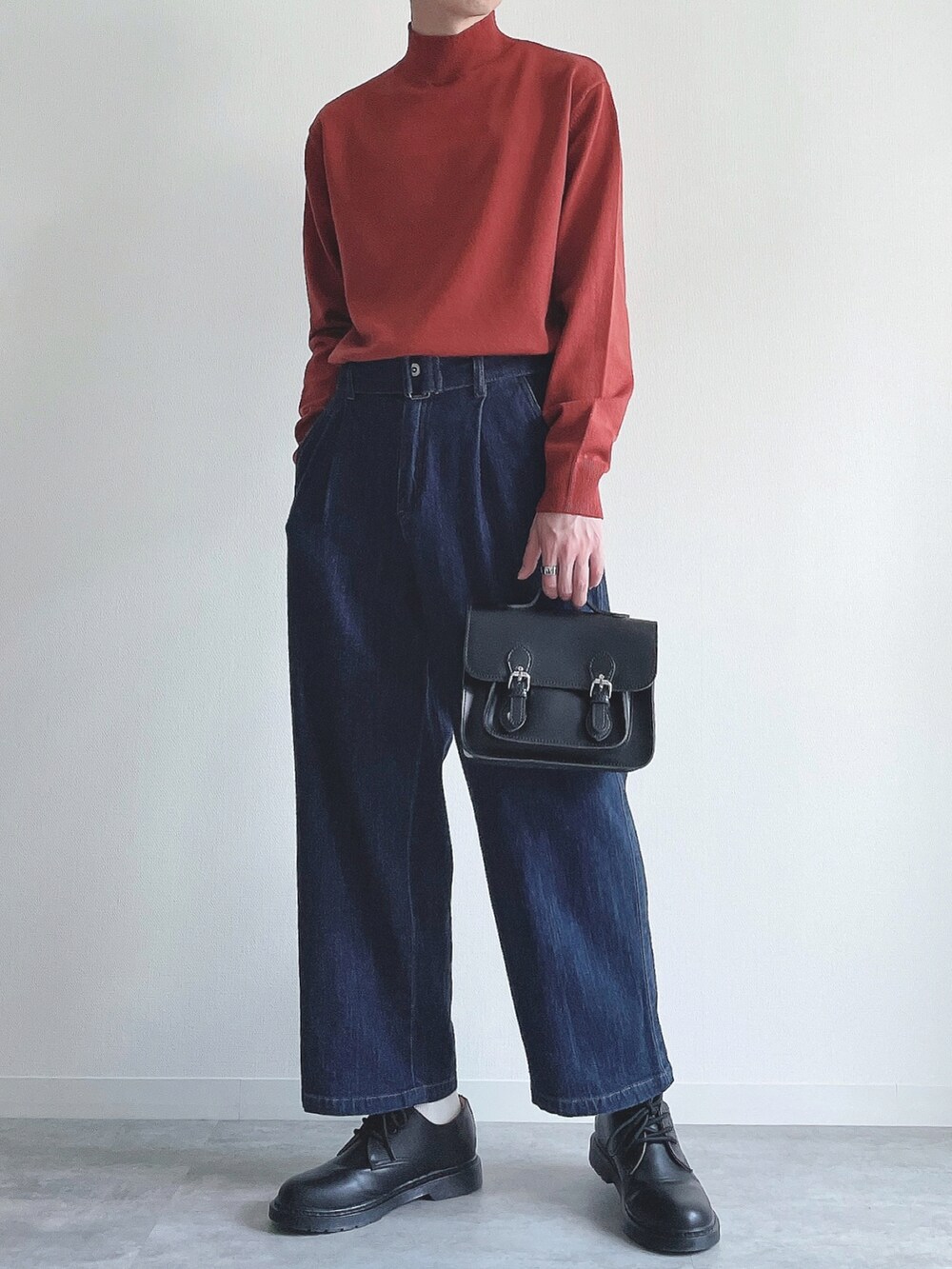 レッド系のニット/セーター、ブルー系のその他パンツ、ブラック系のドレスシューズを着用したメンズの冬コーディネートの5枚目の写真