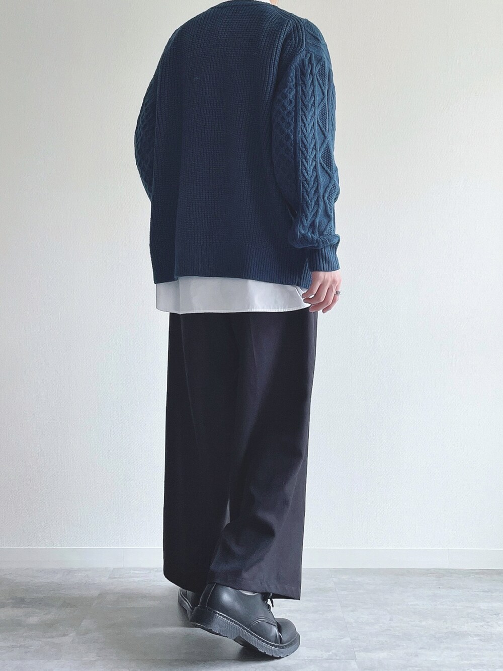 ブルー系のトップス、ホワイト系のトップス、ブラック系のスラックスを着用したメンズの春コーディネートの3枚目の写真