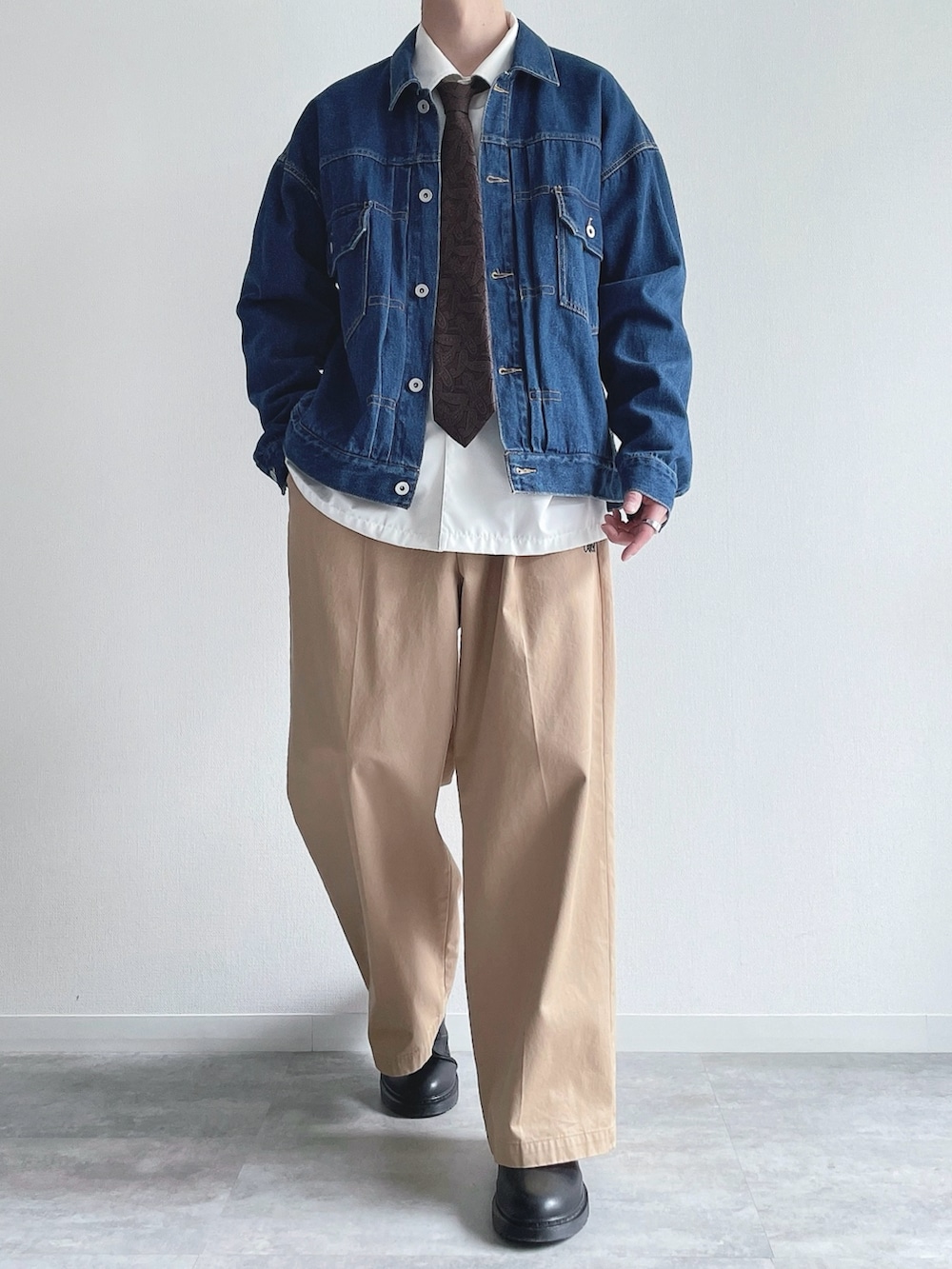 ブルー系のジャケット/アウター、ホワイト系のシャツ/ブラウス、ベージュ系のチノパンツを着用したメンズの春コーディネートの2枚目の写真