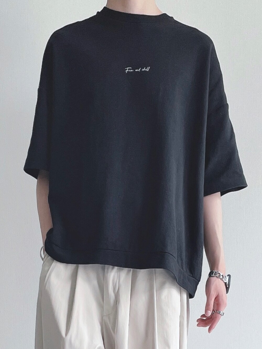 ブラック系のTシャツ/カットソー、ホワイト系のその他パンツ、ブラック系のサンダルを着用したメンズの夏コーディネートの4枚目の写真
