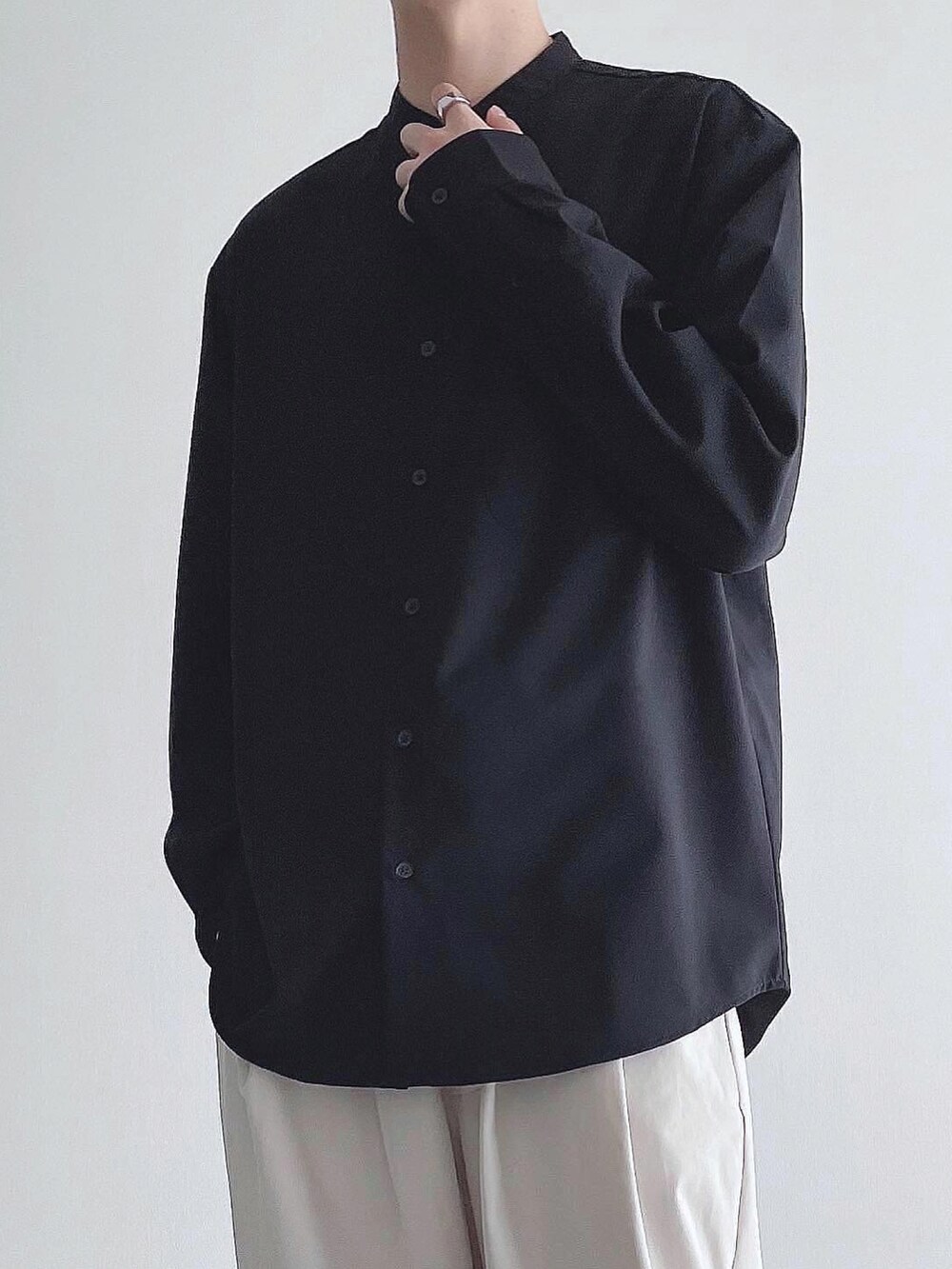 ブラック系のトップス、ホワイト系のその他パンツ、ブラック系のドレスシューズを着用したメンズの秋コーディネートの5枚目の写真