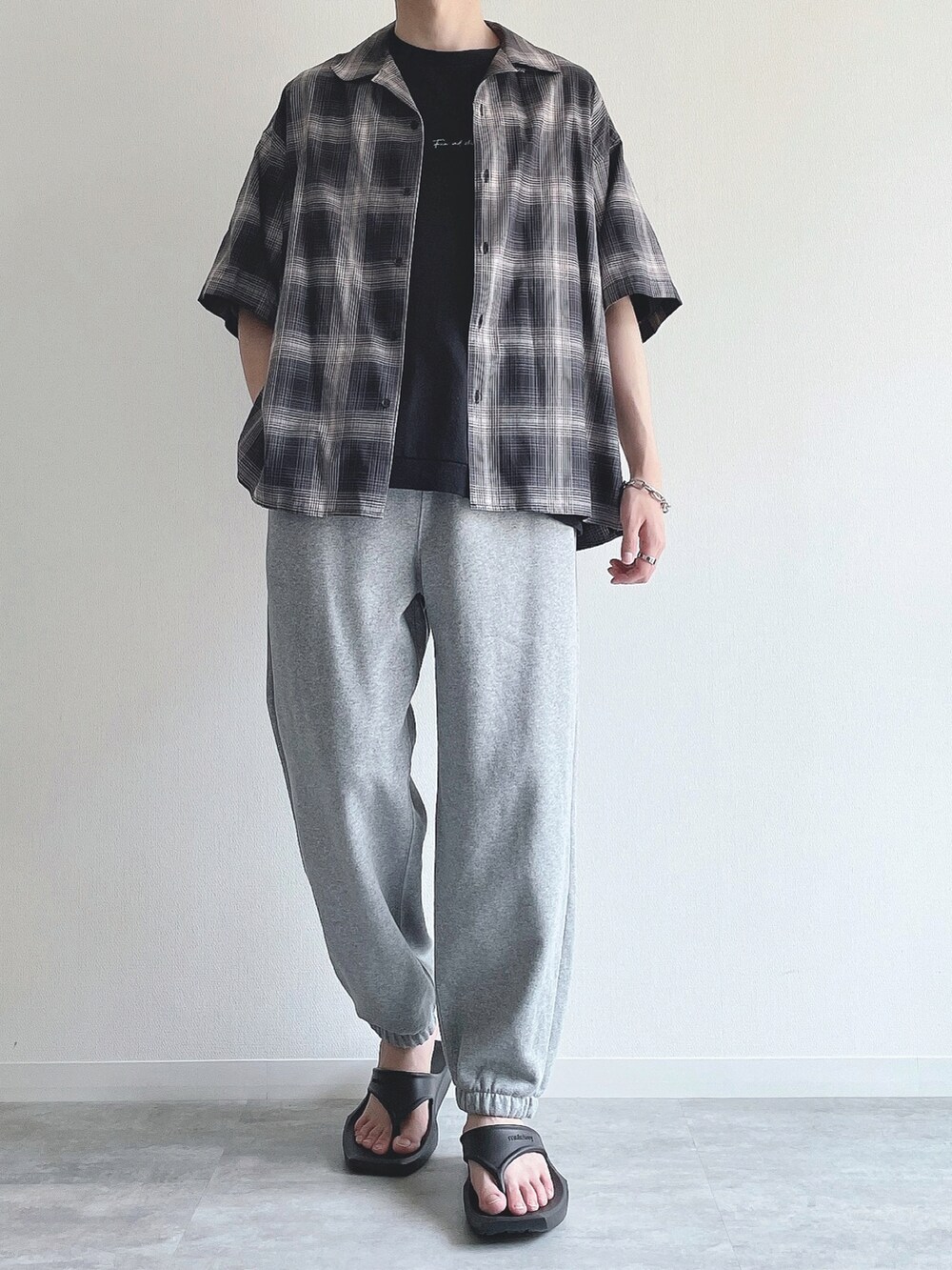 ブラック系のシャツ/ブラウス、ブラック系のTシャツ/カットソー、グレー系のパンツを着用したメンズの夏コーディネートの2枚目の写真