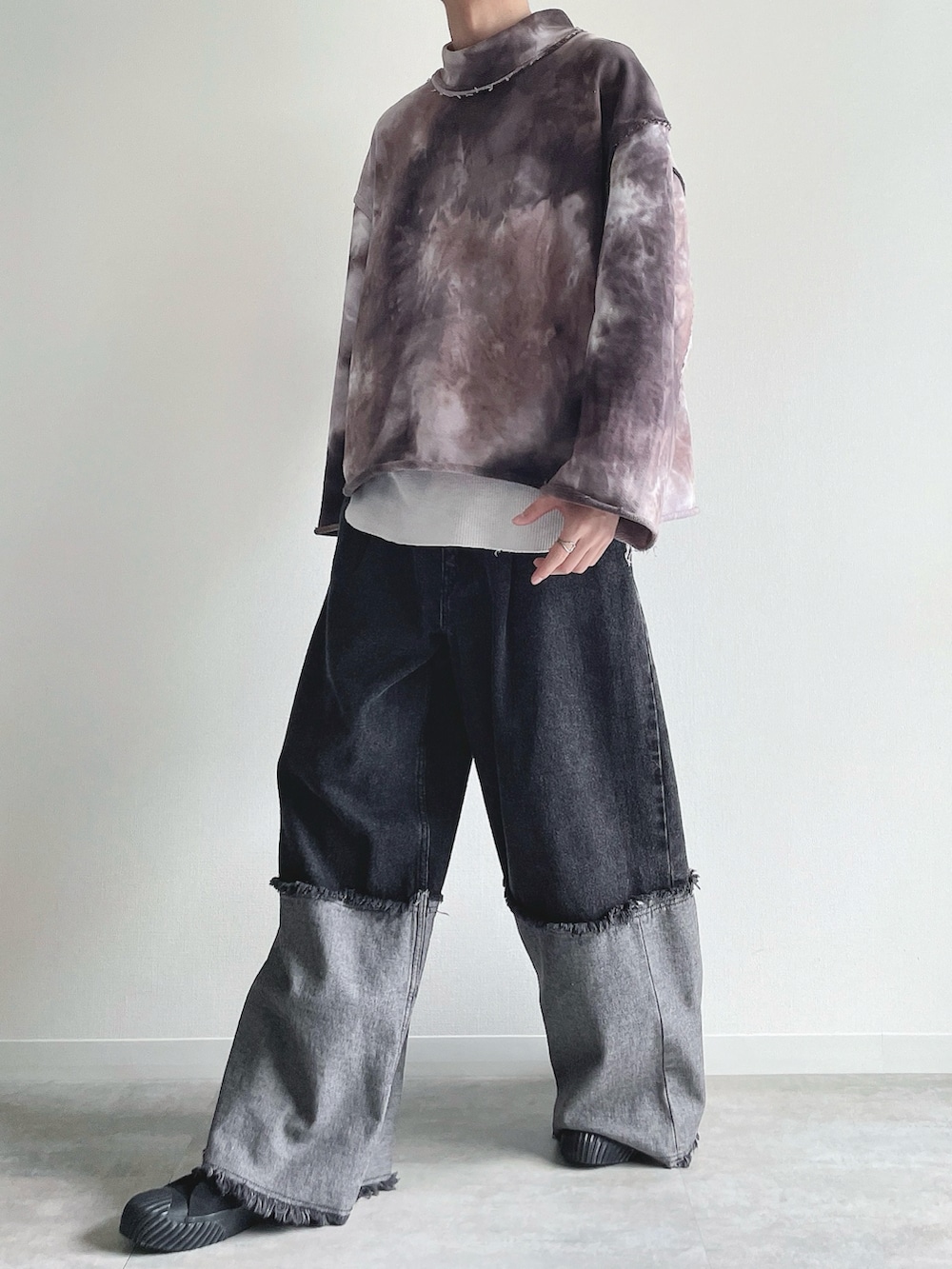 ブラウン系のスウェット、ホワイト系のタンクトップ、ブラック系のデニムパンツを着用したメンズの春コーディネートの5枚目の写真