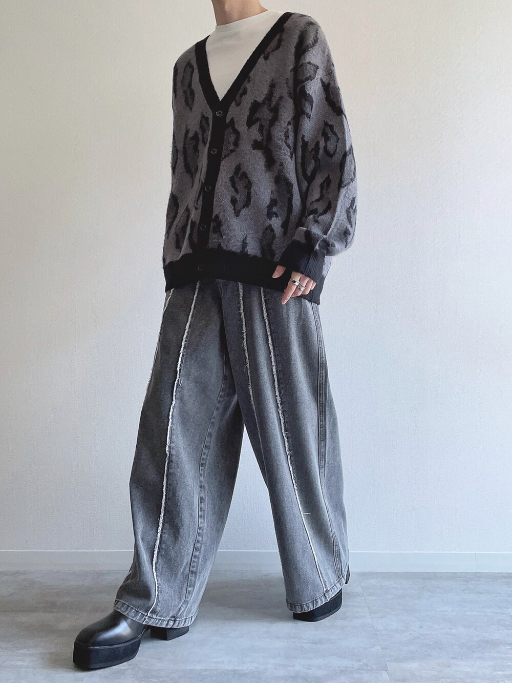 グレー系のカーディガン/ボレロ、ホワイト系のTシャツ/カットソー、グレー系のデニムパンツを着用したメンズの春コーディネートの4枚目の写真