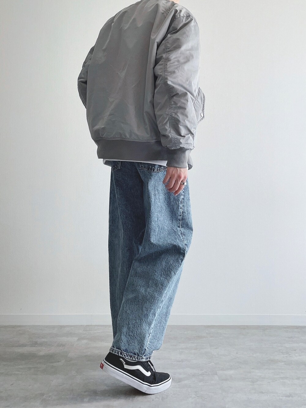 グレー系のジャケット/アウター、ホワイト系のトップス、ブルー系のパンツを着用したメンズの秋コーディネートの4枚目の写真