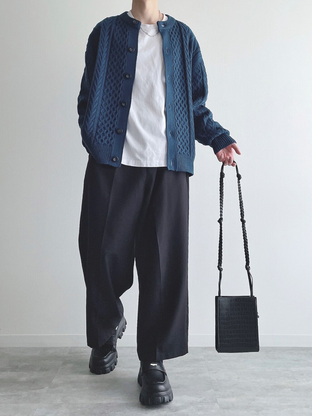 ブルー系のトップス、ホワイト系のTシャツ/カットソー、ブラック系のスラックスを着用したメンズの秋コーディネートの5枚目の写真