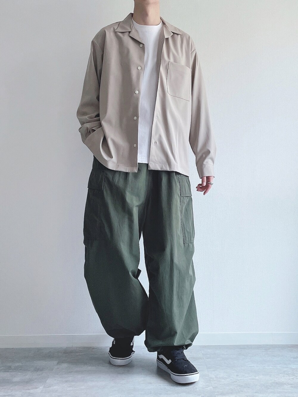 ベージュ系のトップス、ホワイト系のTシャツ/カットソー、グリーン系のカーゴパンツを着用したメンズの春コーディネートの2枚目の写真
