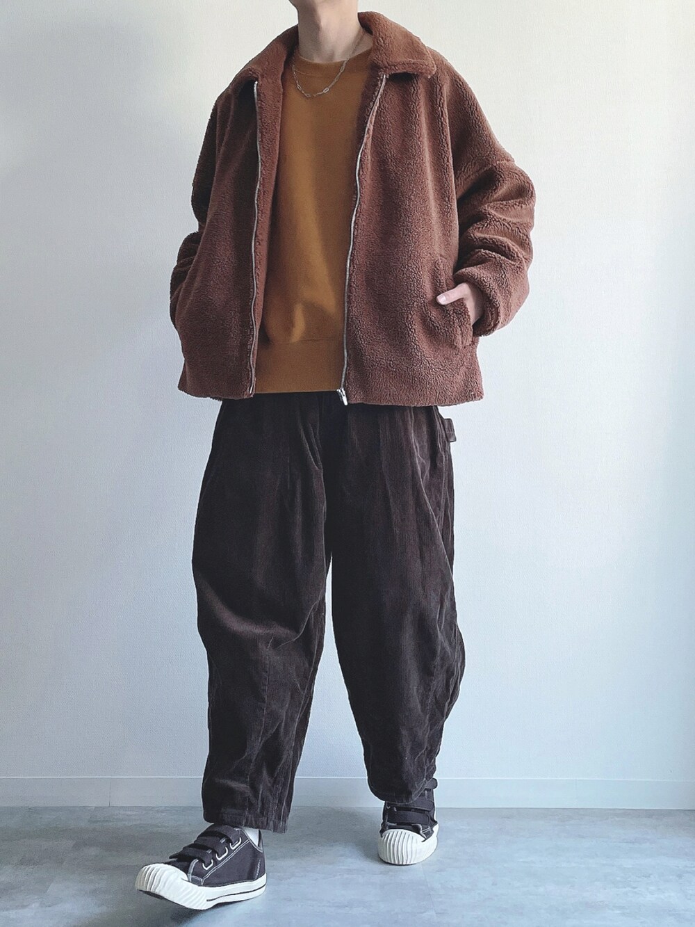 ブラウン系のジャケット/アウター、イエロー系のトップス、ブラウン系のその他パンツを着用したメンズの冬コーディネートの5枚目の写真