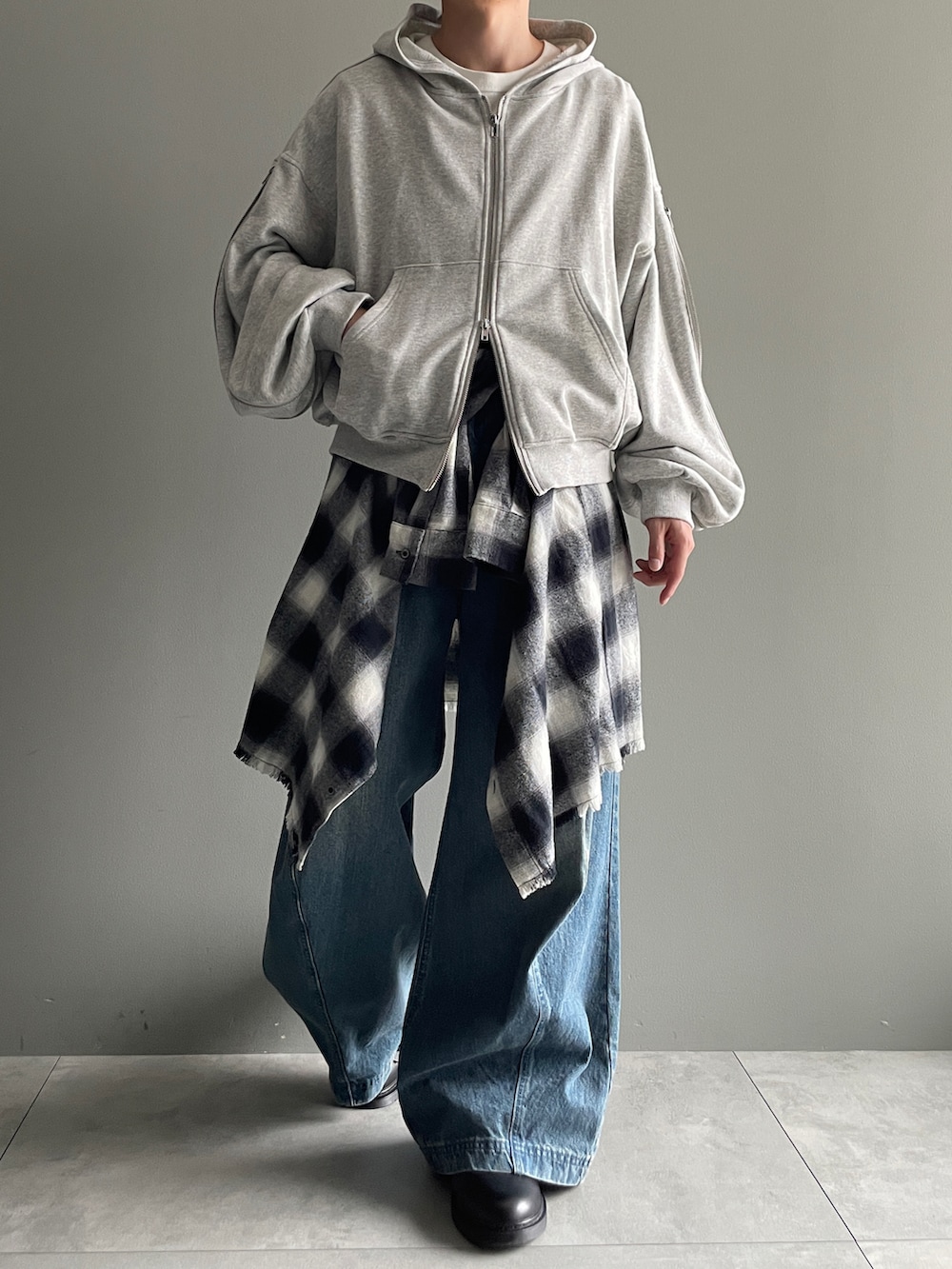 グレー系のパーカー、ホワイト系のTシャツ/カットソー、ブラック系のシャツ/ブラウスを着用したメンズの秋コーディネートの2枚目の写真