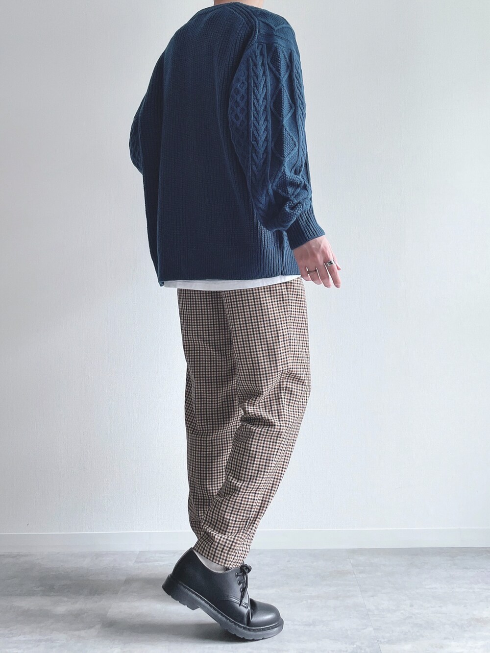 ブルー系のトップス、ホワイト系のTシャツ/カットソー、ブラウン系のスラックスを着用したメンズの冬コーディネートの4枚目の写真