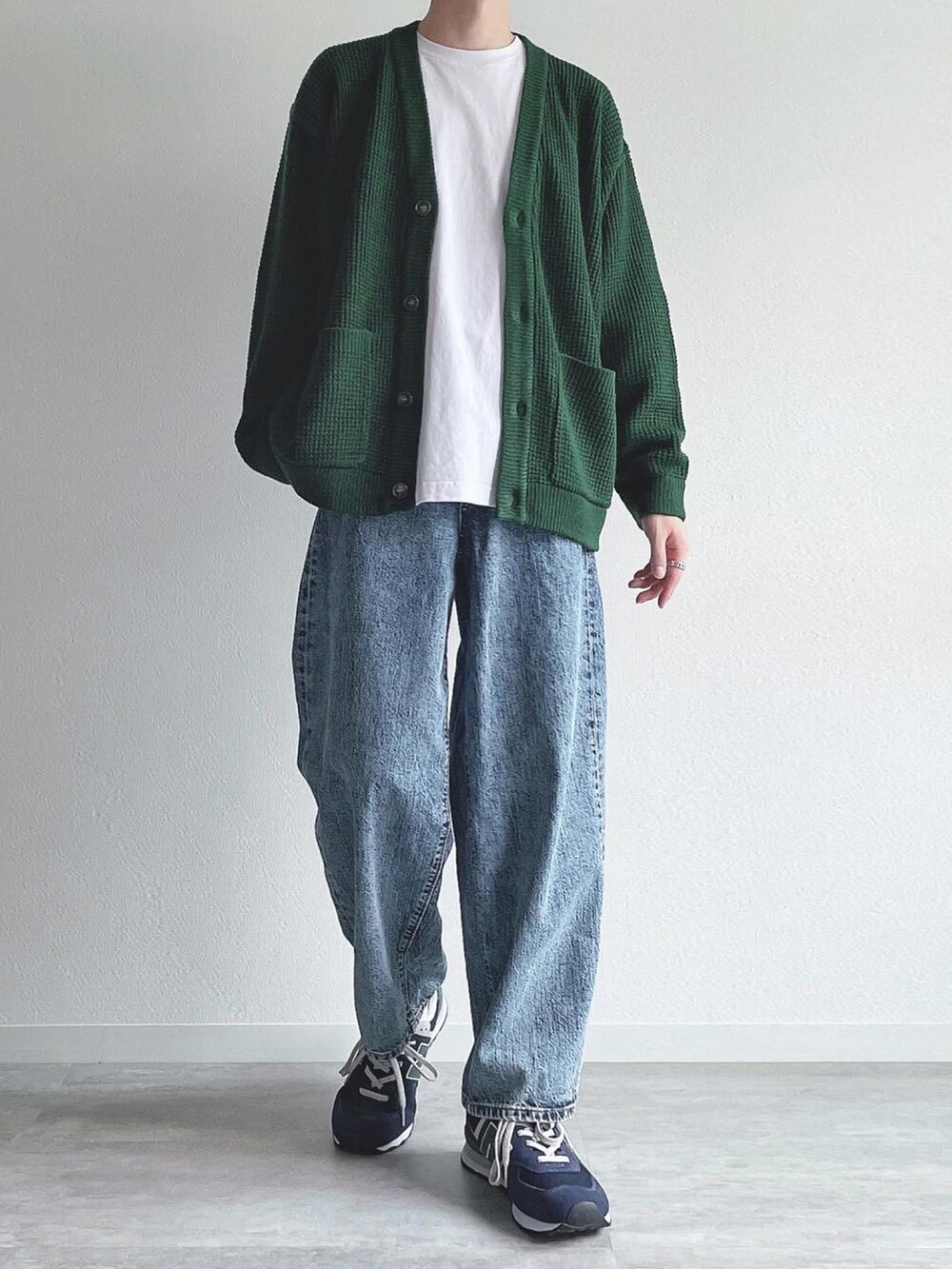 グリーン系のトップス、ホワイト系のTシャツ/カットソー、ブルー系のパンツを着用したメンズの秋コーディネートの2枚目の写真