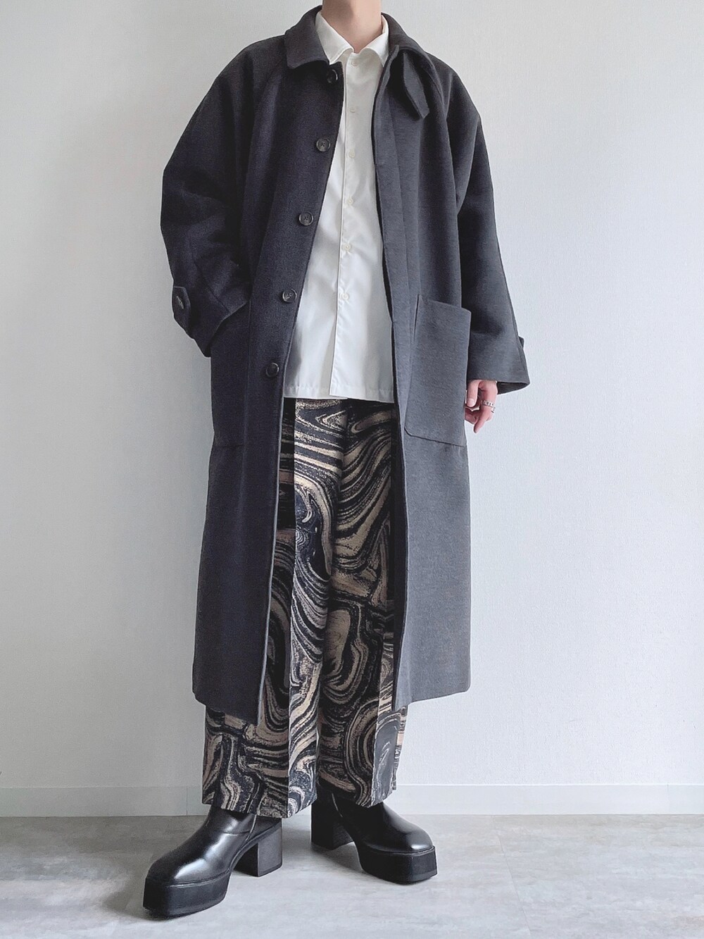 グレー系のステンカラーコート、ホワイト系のシャツ/ブラウス、ブルー系のその他パンツを着用したメンズの冬コーディネートの2枚目の写真