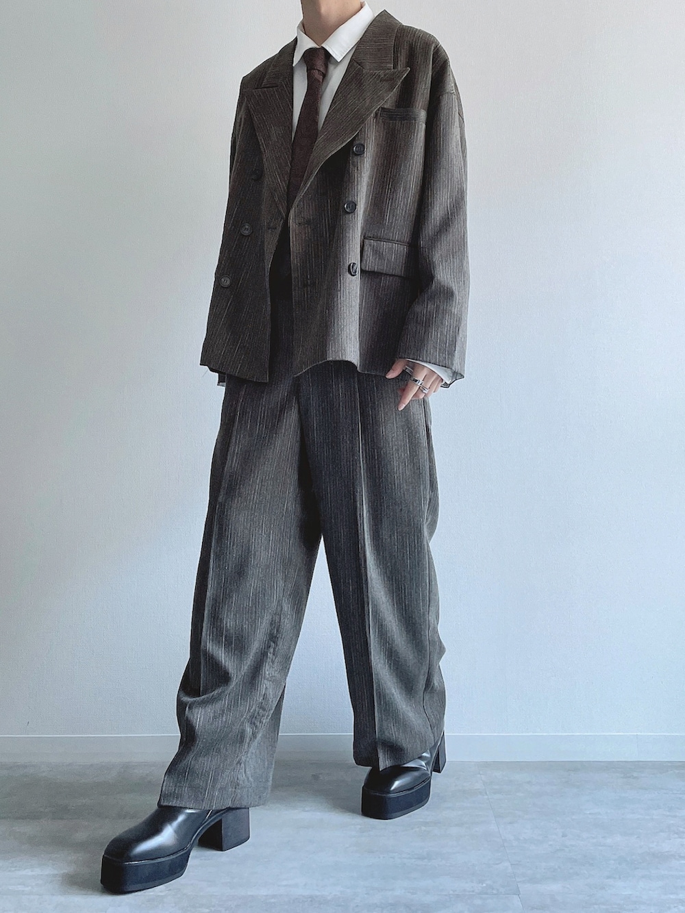 グリーン系のテーラードジャケット、ホワイト系のシャツ/ブラウス、グリーン系のスラックスを着用したメンズの冬コーディネートの5枚目の写真