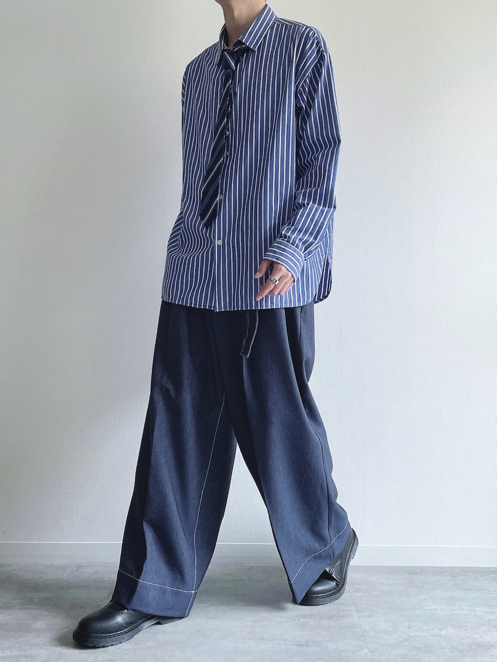 ブルー系のシャツ/ブラウス、ブルー系のデニムパンツ、ブラック系のシューズを着用したメンズの春コーディネートの5枚目の写真