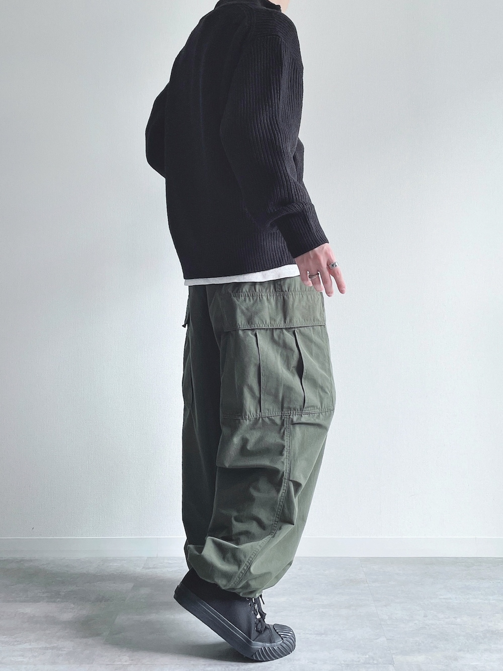 ブラック系のトップス、グレー系のトップス、グリーン系のカーゴパンツを着用したメンズの冬コーディネートの4枚目の写真