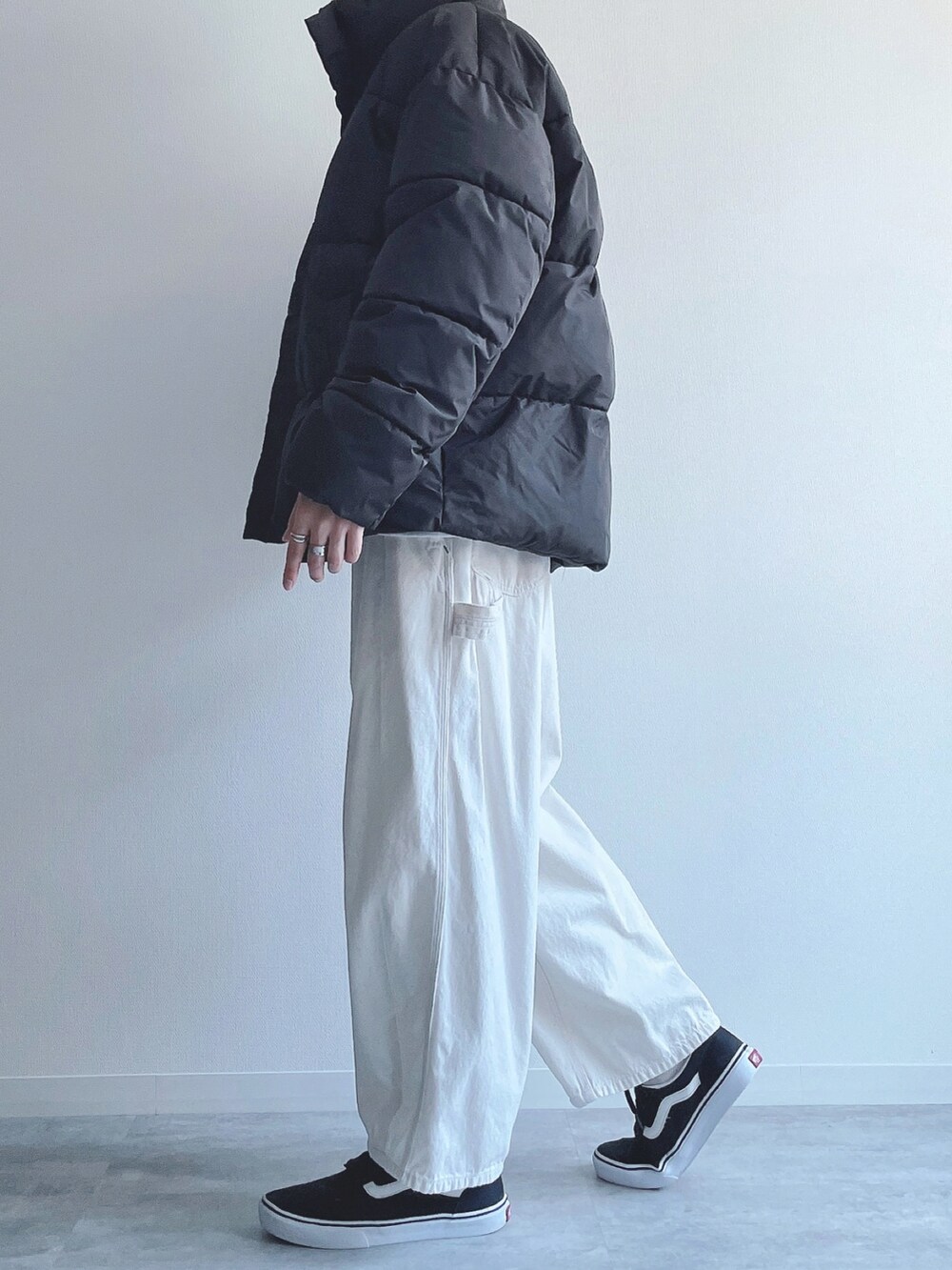 ブラック系のダウンジャケット/コート、グレー系のトップス、ベージュ系のパンツを着用したメンズの冬コーディネートの2枚目の写真