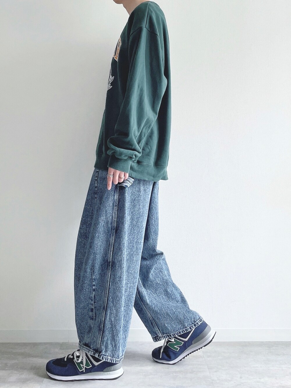 グリーン系のTシャツ/カットソー、ブルー系のその他パンツ、ブルー系のスニーカーを着用したメンズの秋コーディネートの3枚目の写真