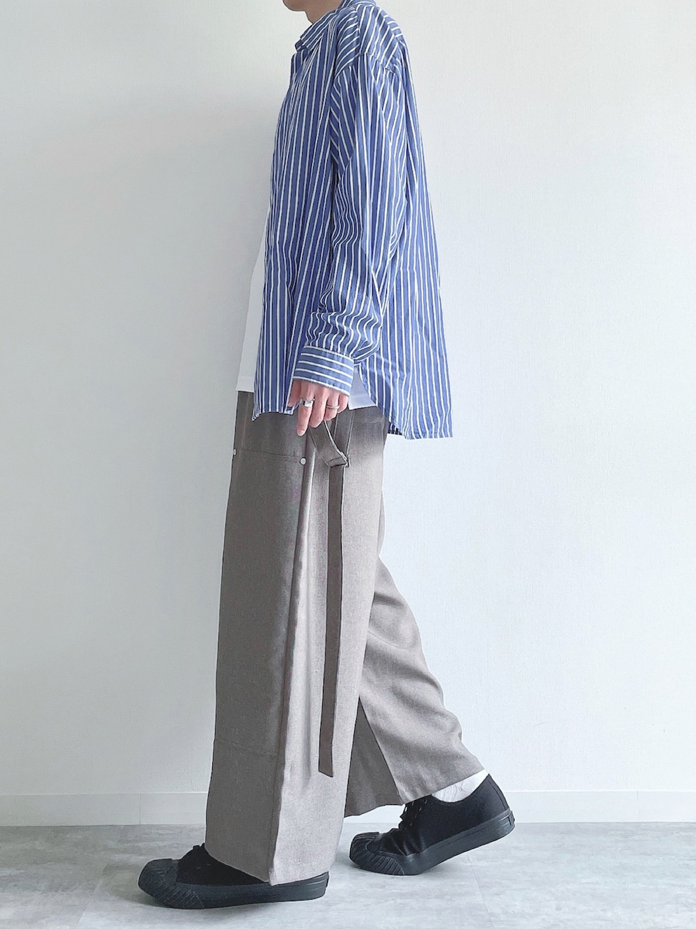 ブルー系のシャツ/ブラウス、ホワイト系のタンクトップ、ベージュ系のスラックスを着用したメンズの秋コーディネートの3枚目の写真