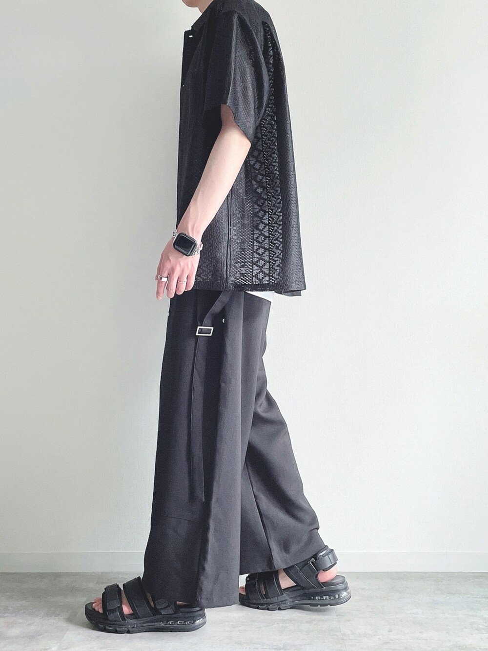 ブラック系のシャツ/ブラウス、ホワイト系のタンクトップ、ブラック系のスラックスを着用したメンズの夏コーディネートの3枚目の写真