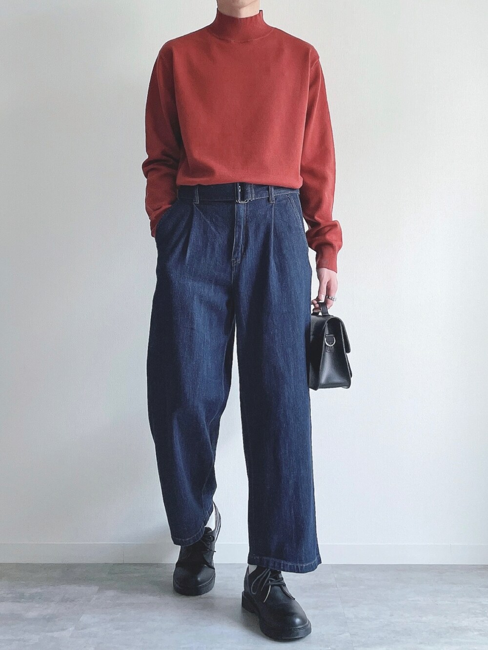 レッド系のニット/セーター、ブルー系のその他パンツ、ブラック系のドレスシューズを着用したメンズの冬コーディネートの2枚目の写真