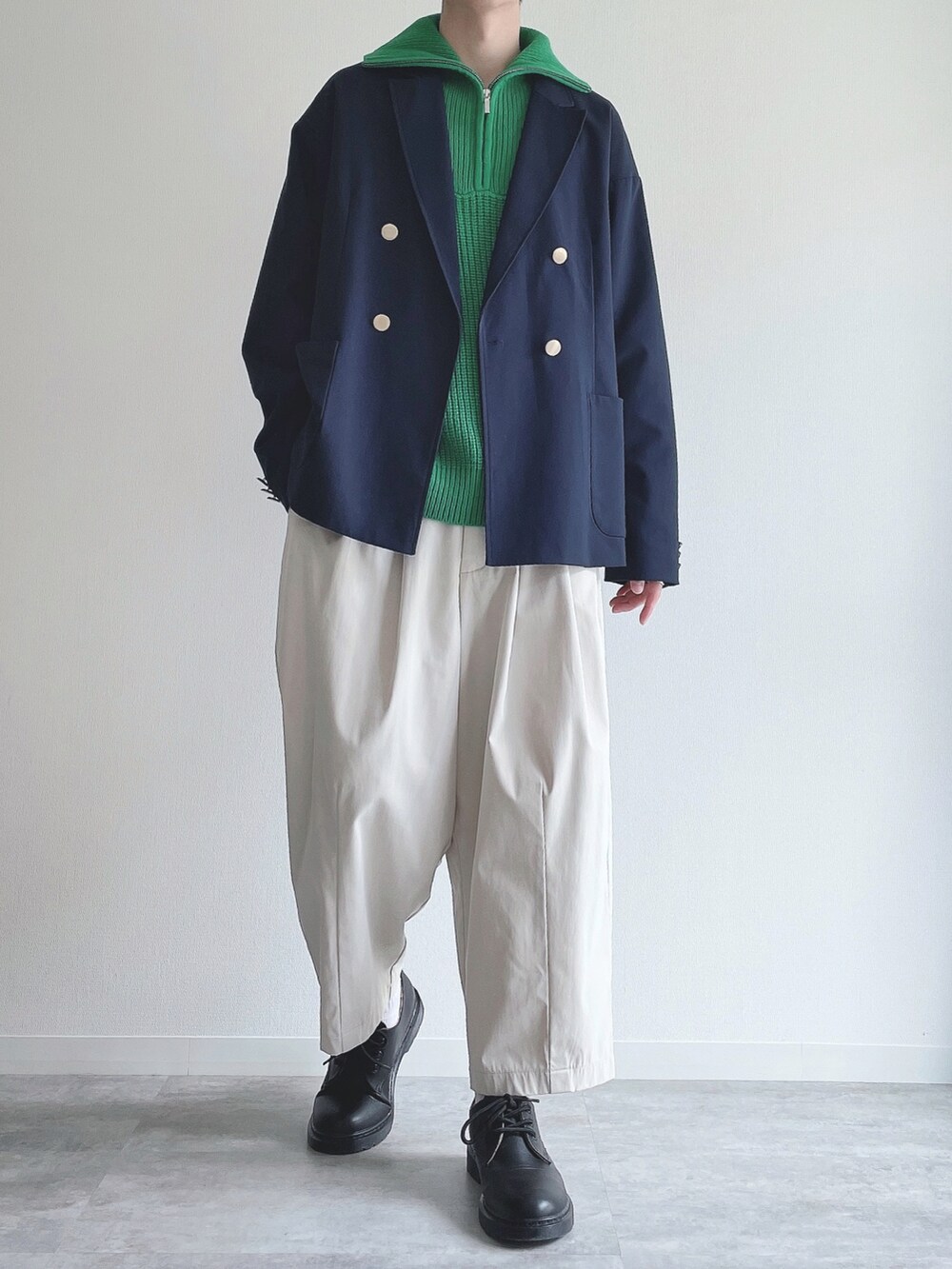 ブルー系のテーラードジャケット、グリーン系のトップス、ホワイト系のその他パンツを着用したメンズの冬コーディネートの2枚目の写真