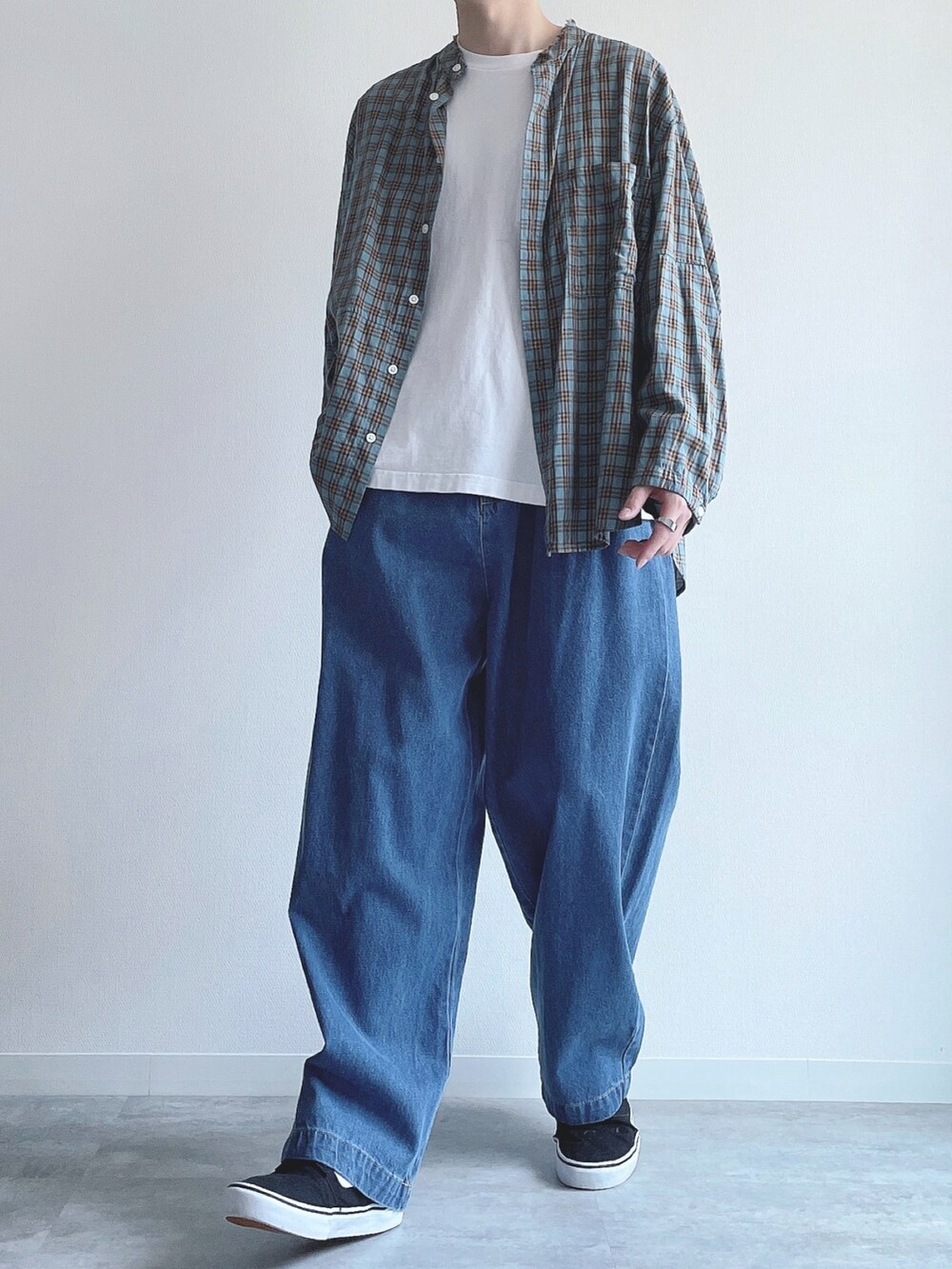 グリーン系のシャツ/ブラウス、ホワイト系のTシャツ/カットソー、ブルー系のデニムパンツを着用したメンズの春コーディネートの5枚目の写真