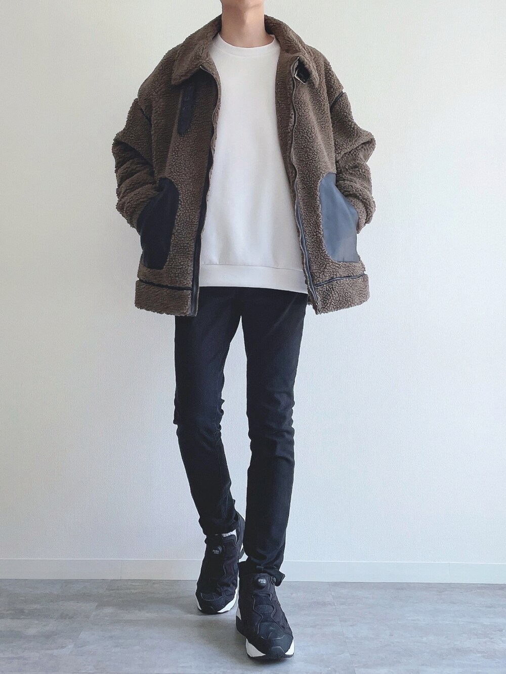 ブラウン系のその他アウター、ホワイト系のトップス、ブラック系のパンツを着用したメンズの冬コーディネートの5枚目の写真