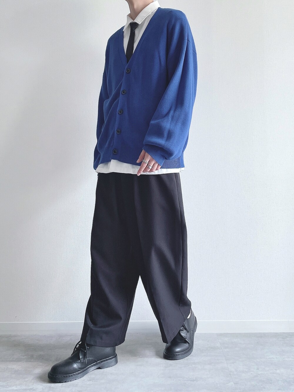 「キレイめ、大人コーデ、シンプル、モード、ゆるコーデ、韓国ファッション、低身長、おしゃれさんと繋がりたい、カーディガン、シャツ、ワイドパンツ、革靴、ネクタイ、シャツスタイル、プチプラ」|「RAGEBLUEのミラノリブカーデ/214807(カーディガン/ボレロ、ブルー系)」を使った、KEITAさん(メンズ・170cm)の秋コーディネートの5枚目の写真