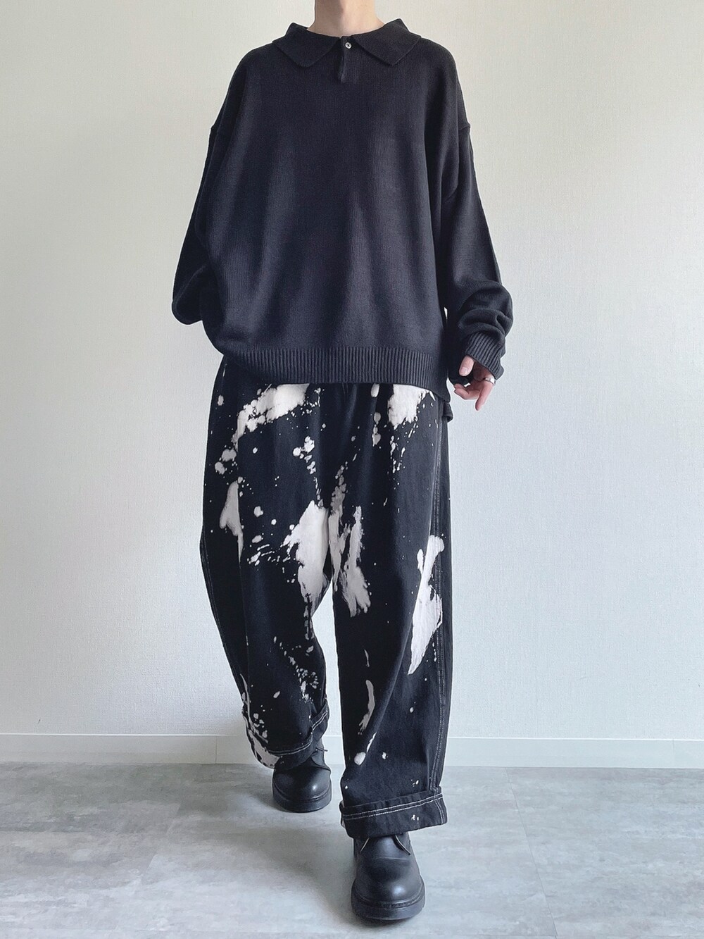 ブラック系のニット/セーター、ブラック系のその他パンツ、ブラック系のシューズを着用したメンズの春コーディネートの2枚目の写真