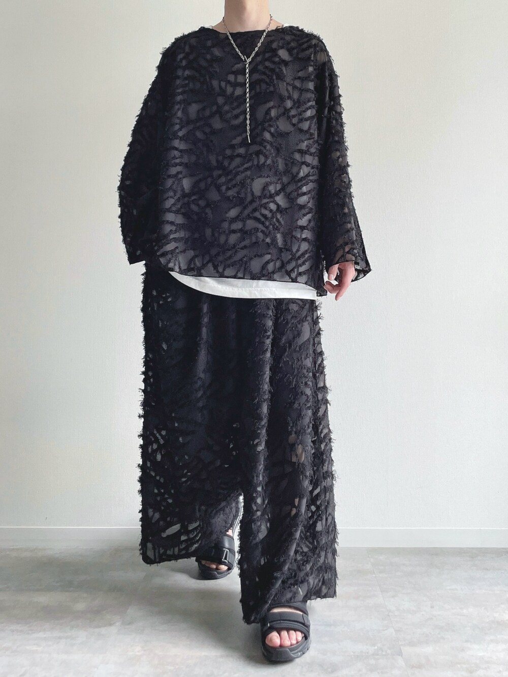 ブラック系のTシャツ/カットソー、ホワイト系のタンクトップ、ブラック系のその他パンツを着用したメンズの秋コーディネートの2枚目の写真