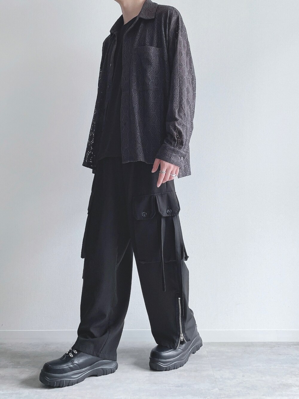 グレー系のシャツ/ブラウス、ブラック系のタンクトップ、ブラック系のカーゴパンツを着用したメンズの秋コーディネートの5枚目の写真