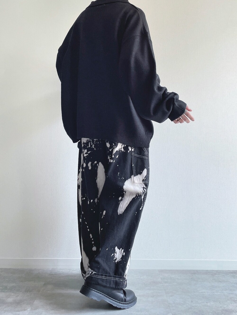 ブラック系のニット/セーター、ブラック系のその他パンツ、ブラック系のシューズを着用したメンズの春コーディネートの4枚目の写真