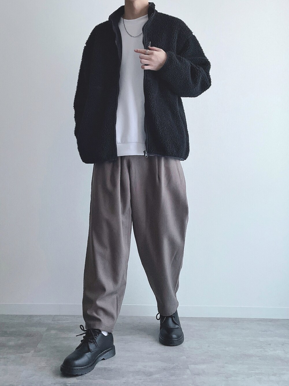 ブラック系のジャケット/アウター、ホワイト系のトップス、グリーン系のパンツを着用したメンズの秋コーディネートの5枚目の写真