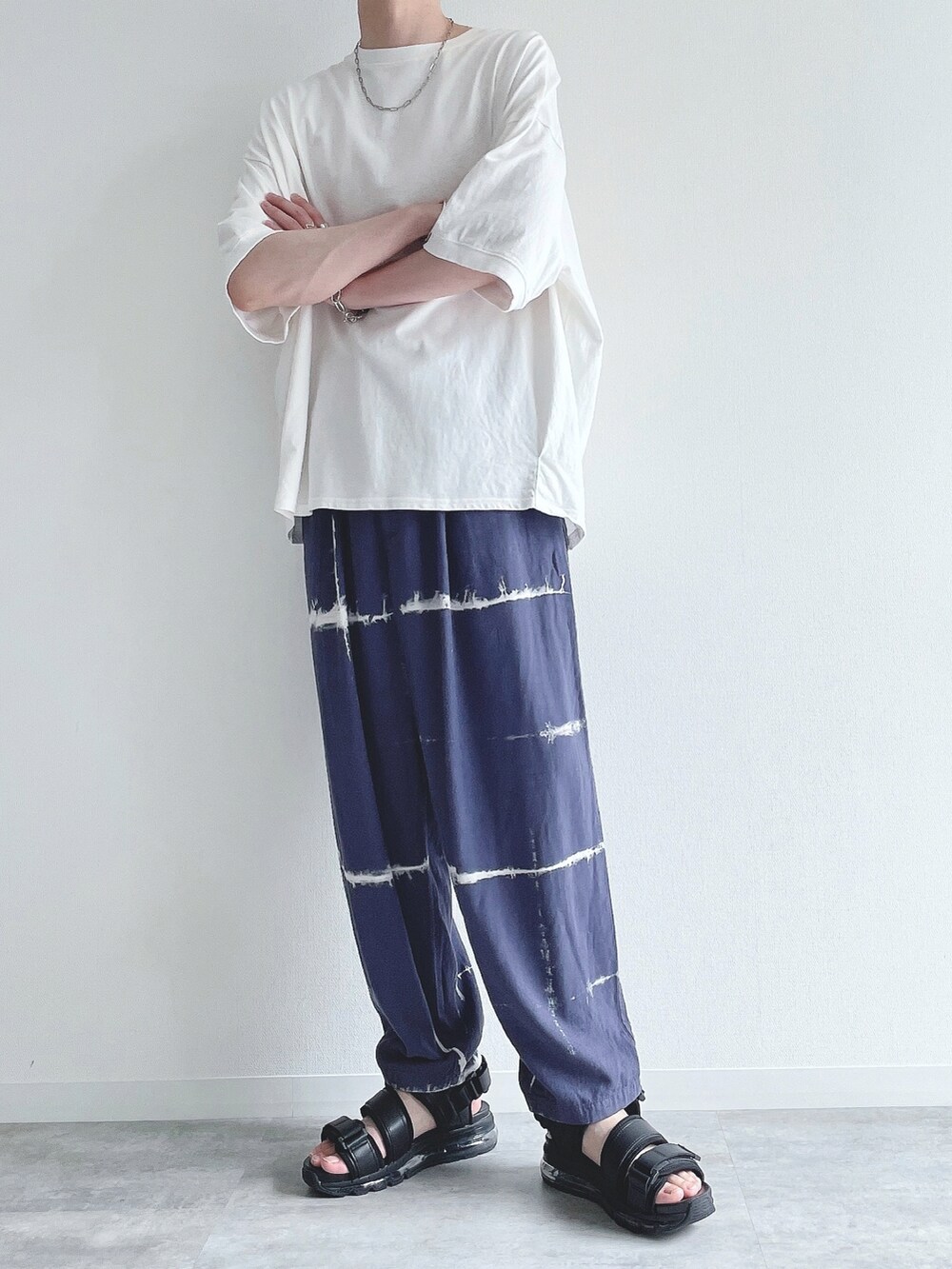 ホワイト系のTシャツ/カットソー、パープル系のその他パンツ、ブラック系のサンダルを着用したメンズの夏コーディネートの5枚目の写真