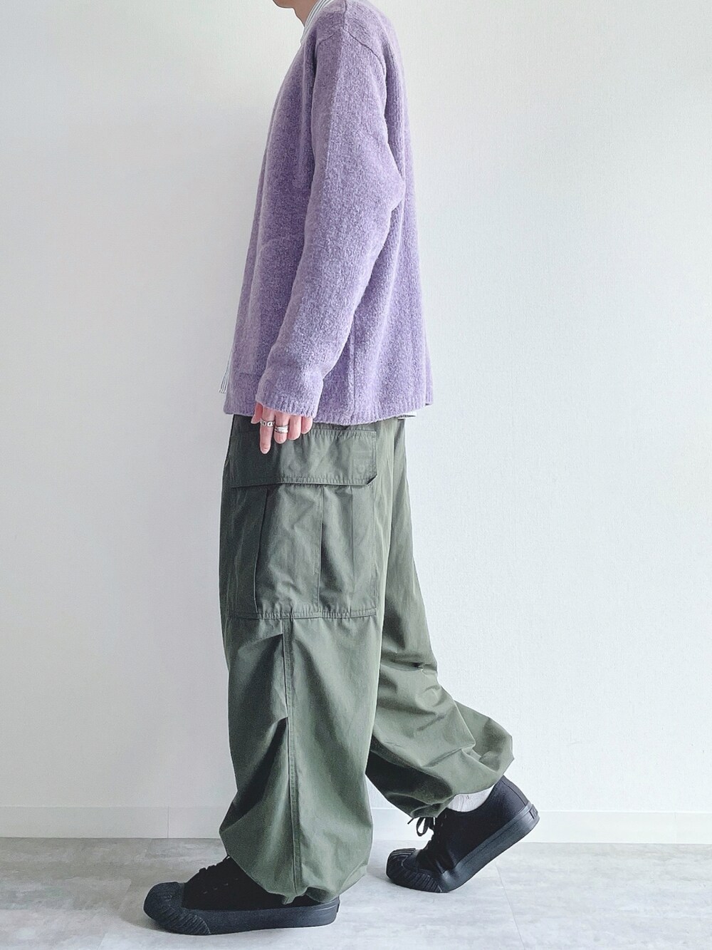 パープル系のトップス、ホワイト系のシャツ/ブラウス、グリーン系のカーゴパンツを着用したメンズの秋コーディネートの3枚目の写真