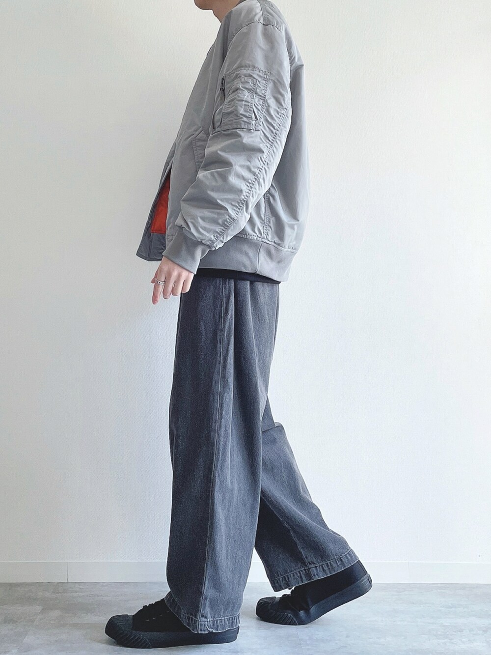 グレー系のジャケット/アウター、ブラック系のトップス、ブラック系のデニムパンツを着用したメンズの冬コーディネートの2枚目の写真