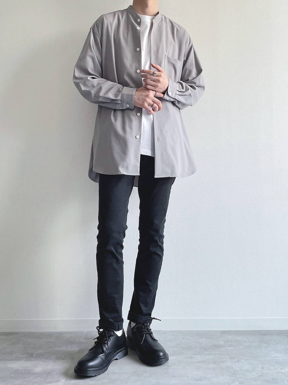 グレー系のトップス、ホワイト系のTシャツ/カットソー、ブラック系のパンツを着用したメンズの春コーディネートの2枚目の写真