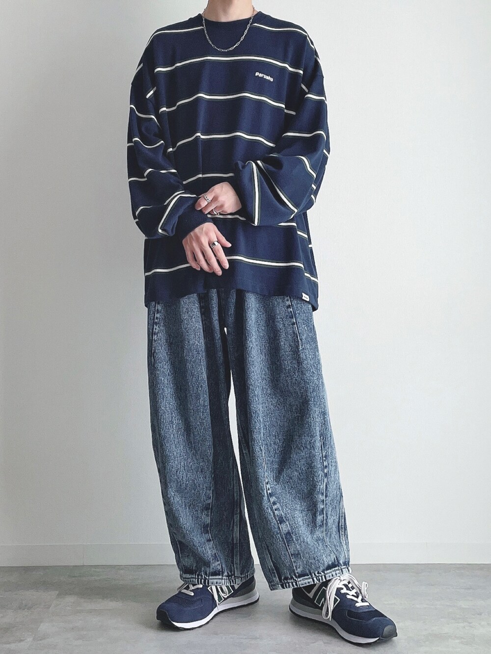 ブルー系のTシャツ/カットソー、ブルー系のその他パンツ、ブルー系のスニーカーを着用したメンズの秋コーディネートの5枚目の写真